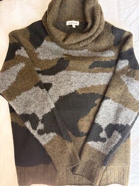 Heartloom Camo Turtleneck Sweater – Size Medium
